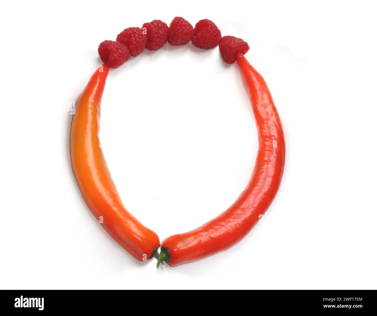 Lettera o, numero 0, cornice circolare fatta di peperoncino rosso arancia e lampone ABC lettera maiuscola fatta di peperoncini, peperoni, per testi, enciclopedia Foto Stock