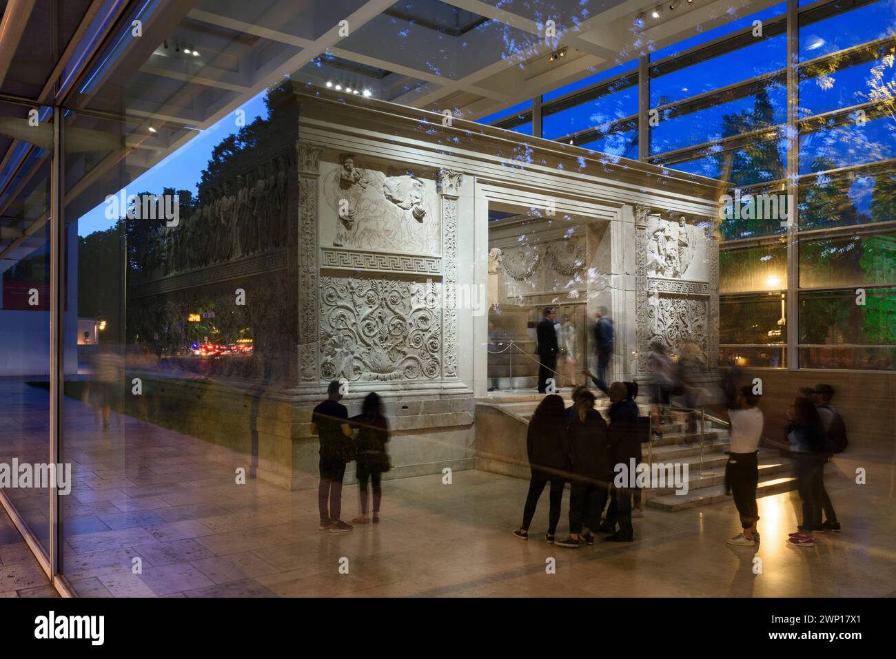 Roma. Italia. Ara Pacis Augustae, 13-9 a.C., Museo Ara Pacis. Originariamente commissionato dal Senato Romano nel 13 a.C. per onorare le re dell'Imperatore Augusto Foto Stock