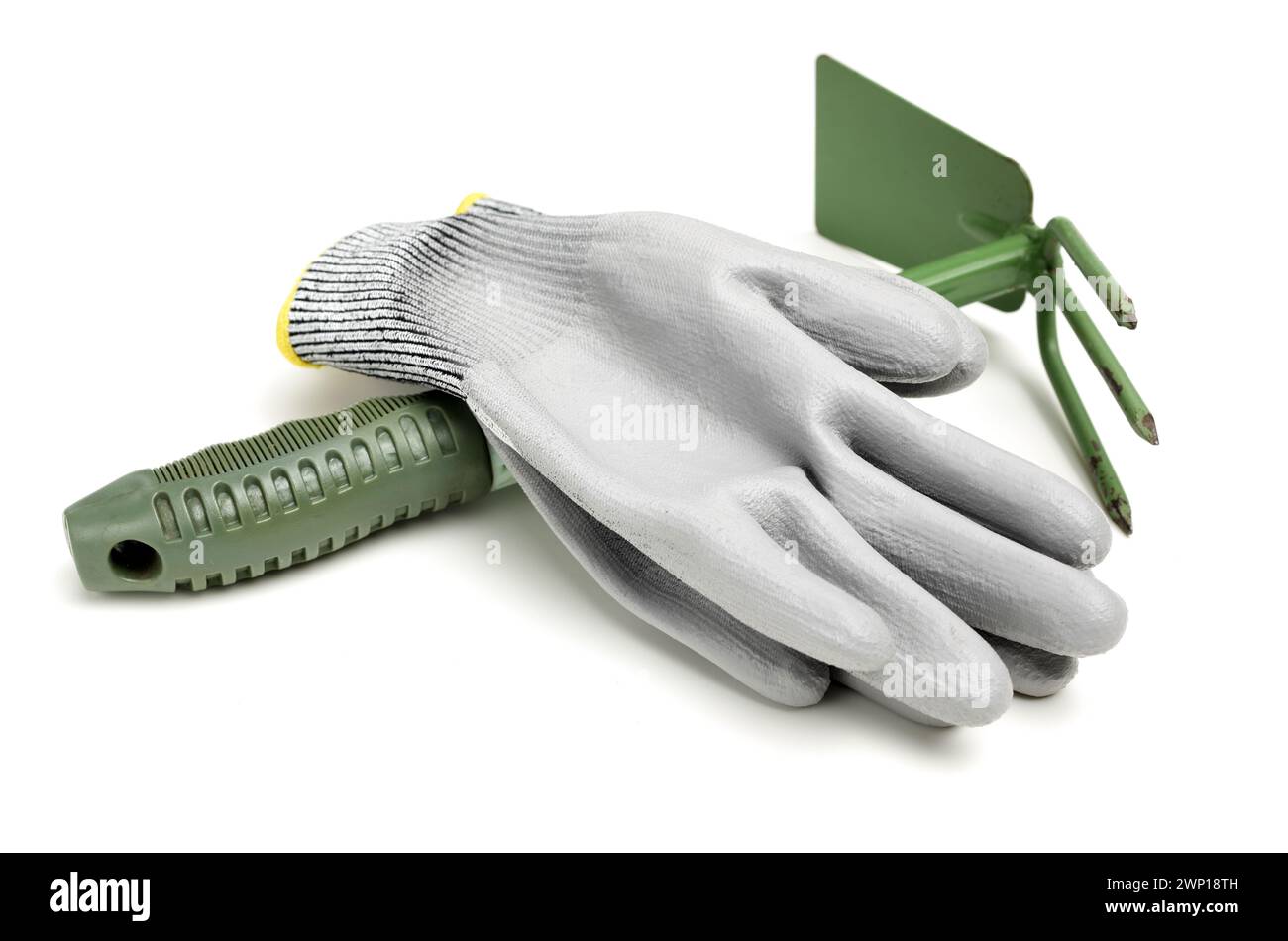 Coppia di guanti da lavoro in tessuto grigio con strato protettivo in gomma isolato su sfondo bianco con ombra morbida Foto Stock