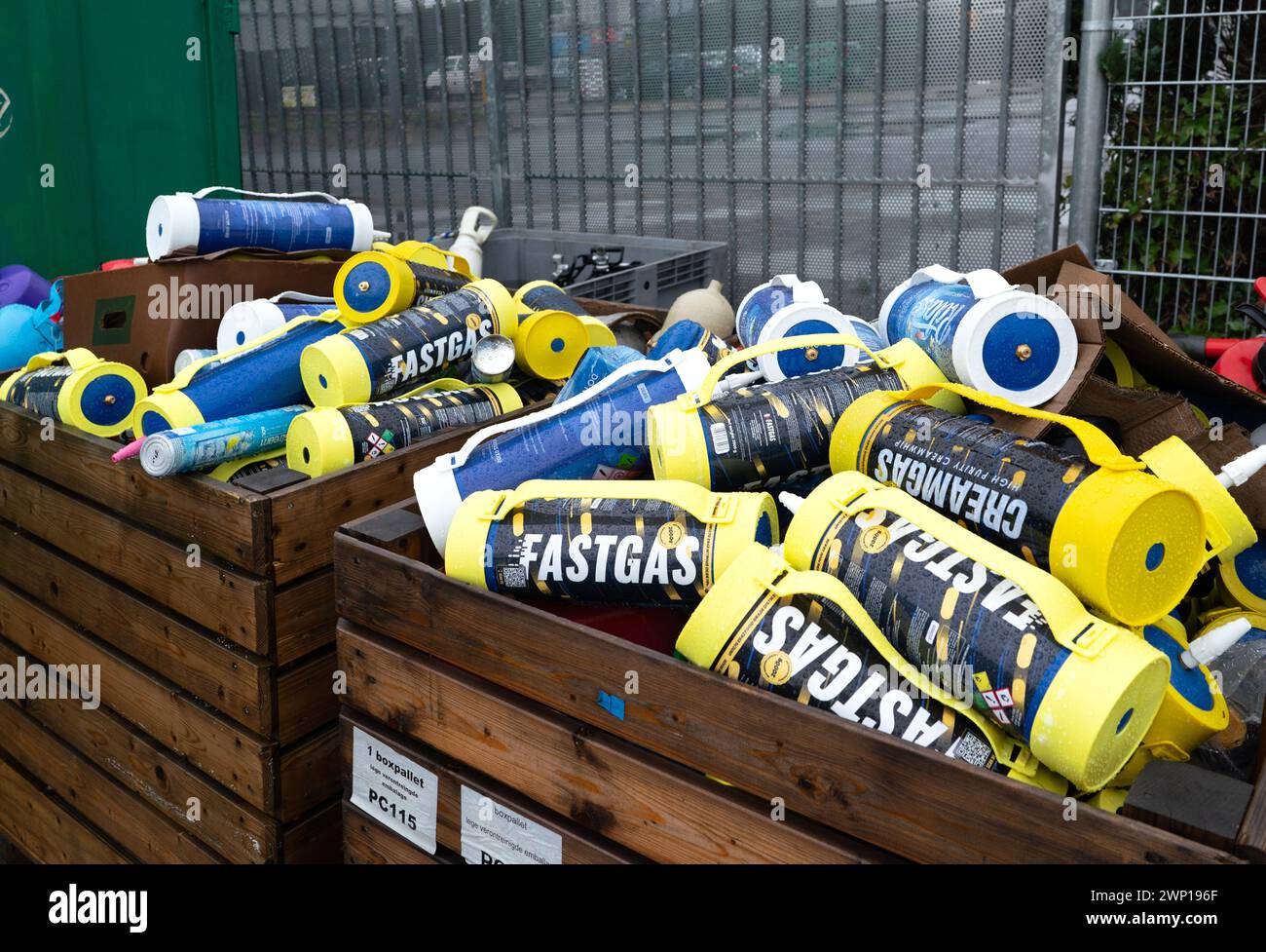 Raccolta di cartucce di protossido di azoto, gas ridendo, in una stazione di rifiuti municipali a Rotterdam Olanda. fotografia vvbvanbree Foto Stock