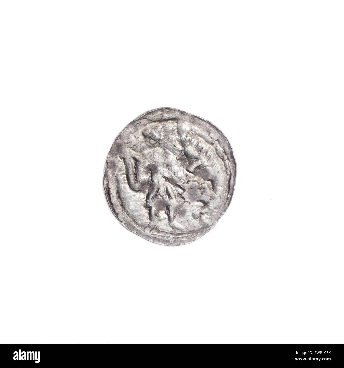 Denario d'argento di Bolesław III Krzywousty (1125-1138) con iconografia medievale con St. Wojciech, cavalieri, draghi, lance, croci, e allegorie del bene e del male in stile romanico. Foto Stock