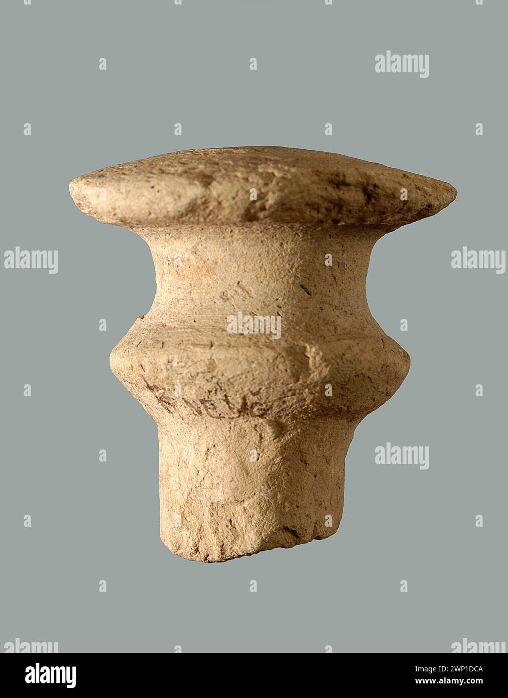 Un frammento di un sottile vaso decorativo risalente all'VIII-VII secolo a.C., conservato nella collezione dell'Antico Oriente. Foto Stock