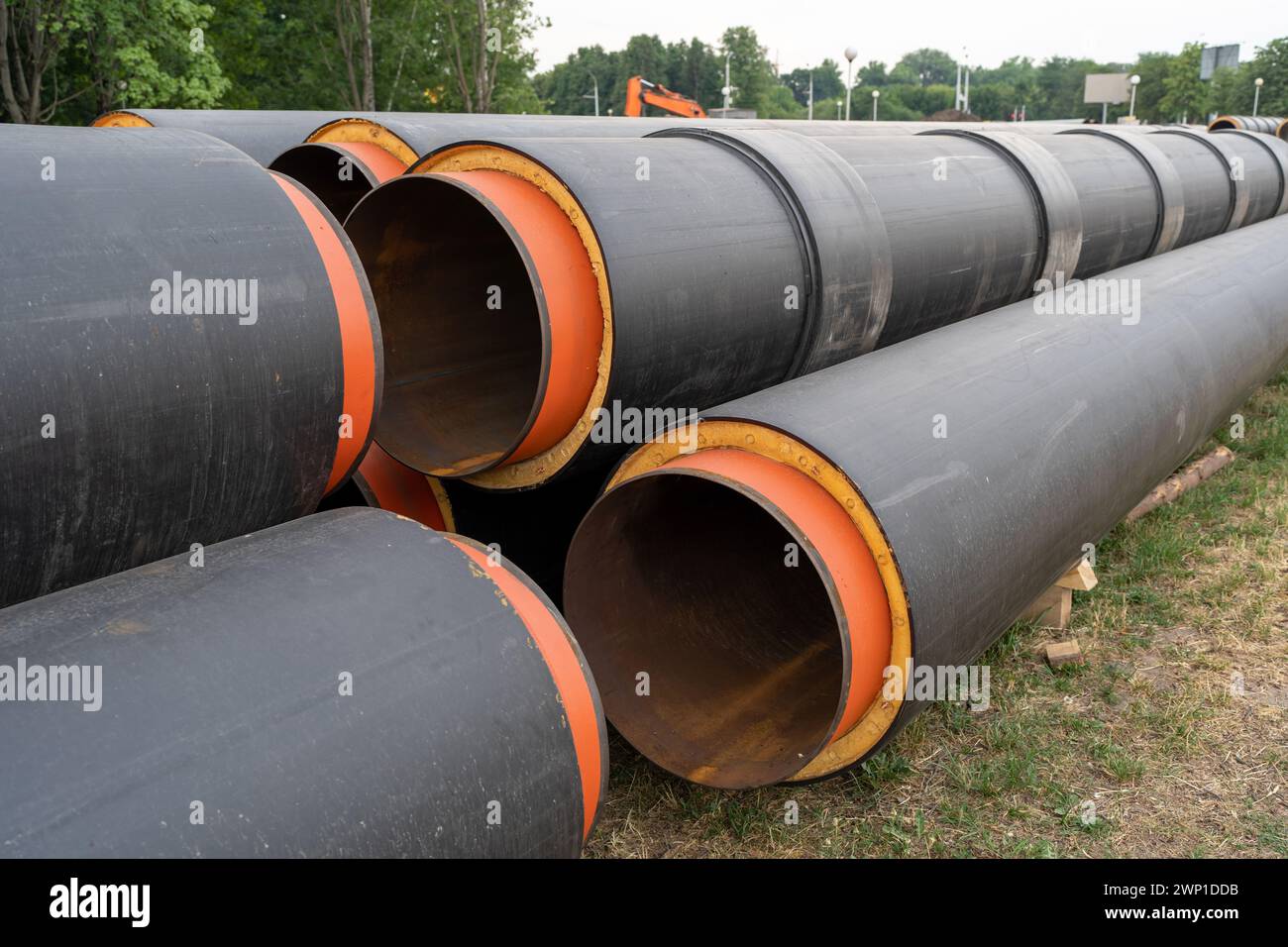 Tubo in acciaio con isolamento termico. Nuovi tubi in acciaio nero isolati all'aperto nei cantieri municipali. Foto Stock