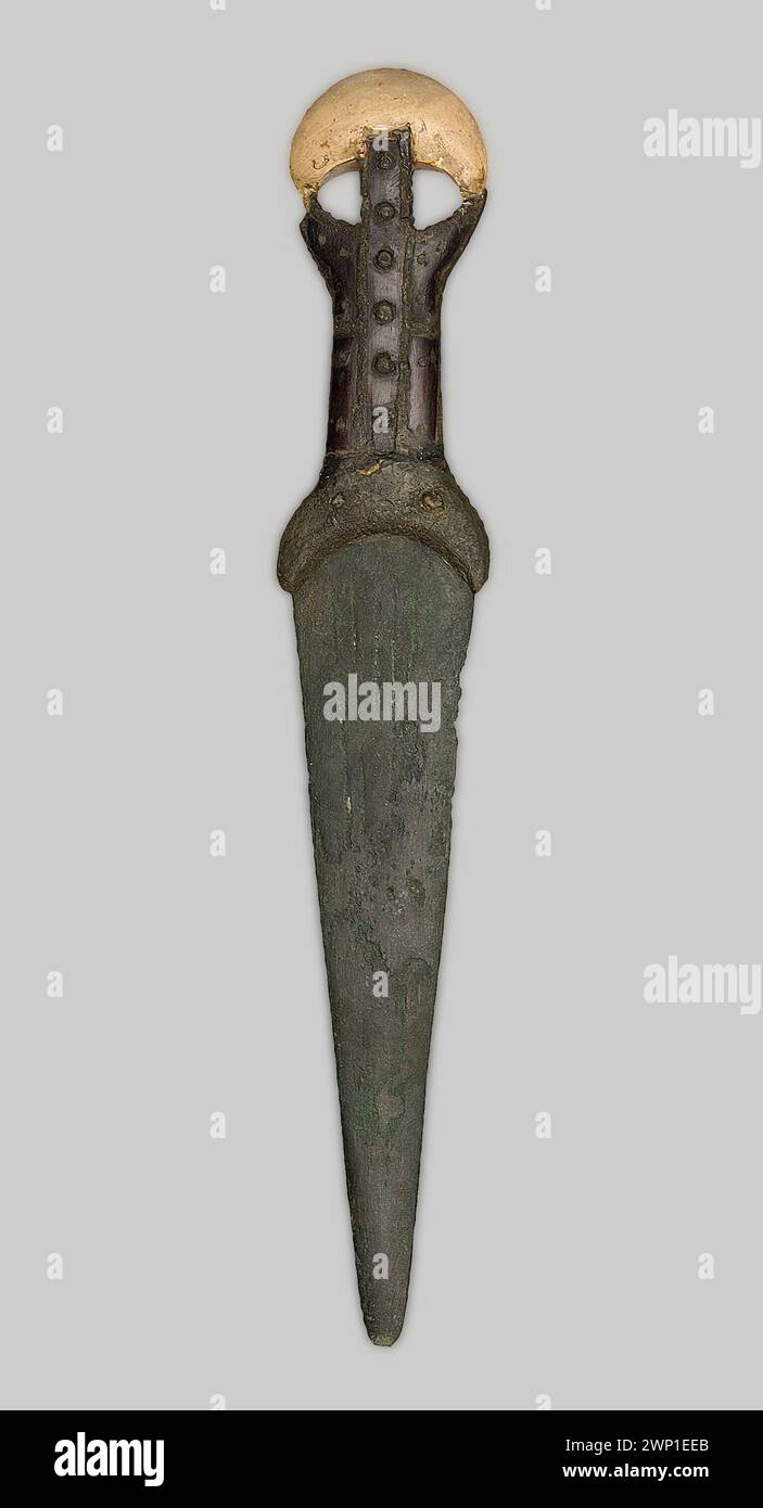 Antico pugnale egizio con manico d'osso della XII dinastia, conservato nella collezione di antichità egizie del Louvre. Foto Stock