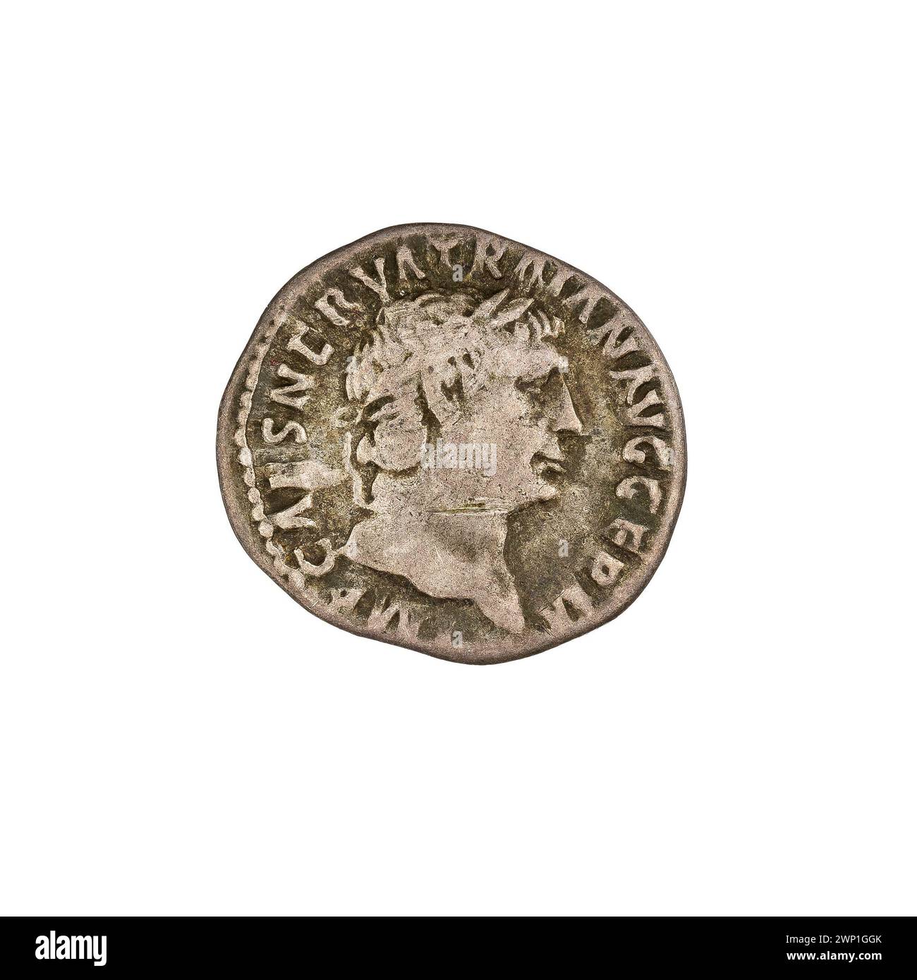 Denario d'argento romano del 101-102 d.C. raffigurante Vittoria personificata, decorata con rametti, teste, ali e corone d'alloro. Foto Stock