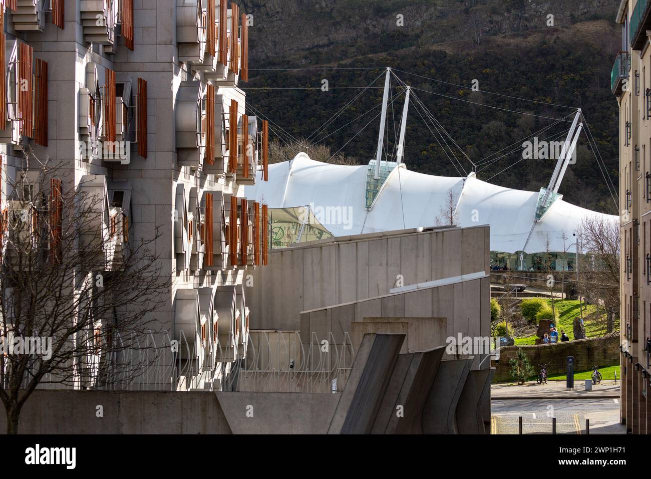 Dettaglio delle finestre del Parlamento scozzese con Dynamic Earth sullo sfondo Foto Stock