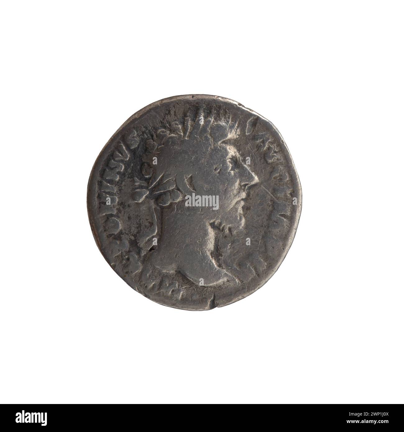 Denario romano del 163-164 emesso sotto l'imperatore Marco Aurelio, mostrando caratteristiche tipiche delle monete d'argento della metà del II secolo d.C. Foto Stock