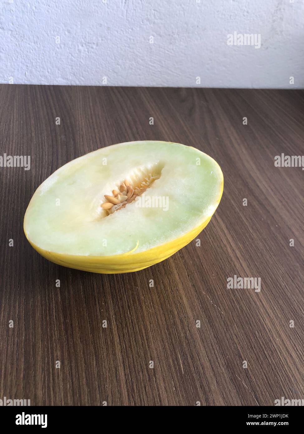 Melone maturo e fresco tagliato su fondo in legno con spazio di copia. Cantaloupe o cantaloupe (Cucumis melo) su fondo di tavola in legno. Frutta preferita Foto Stock