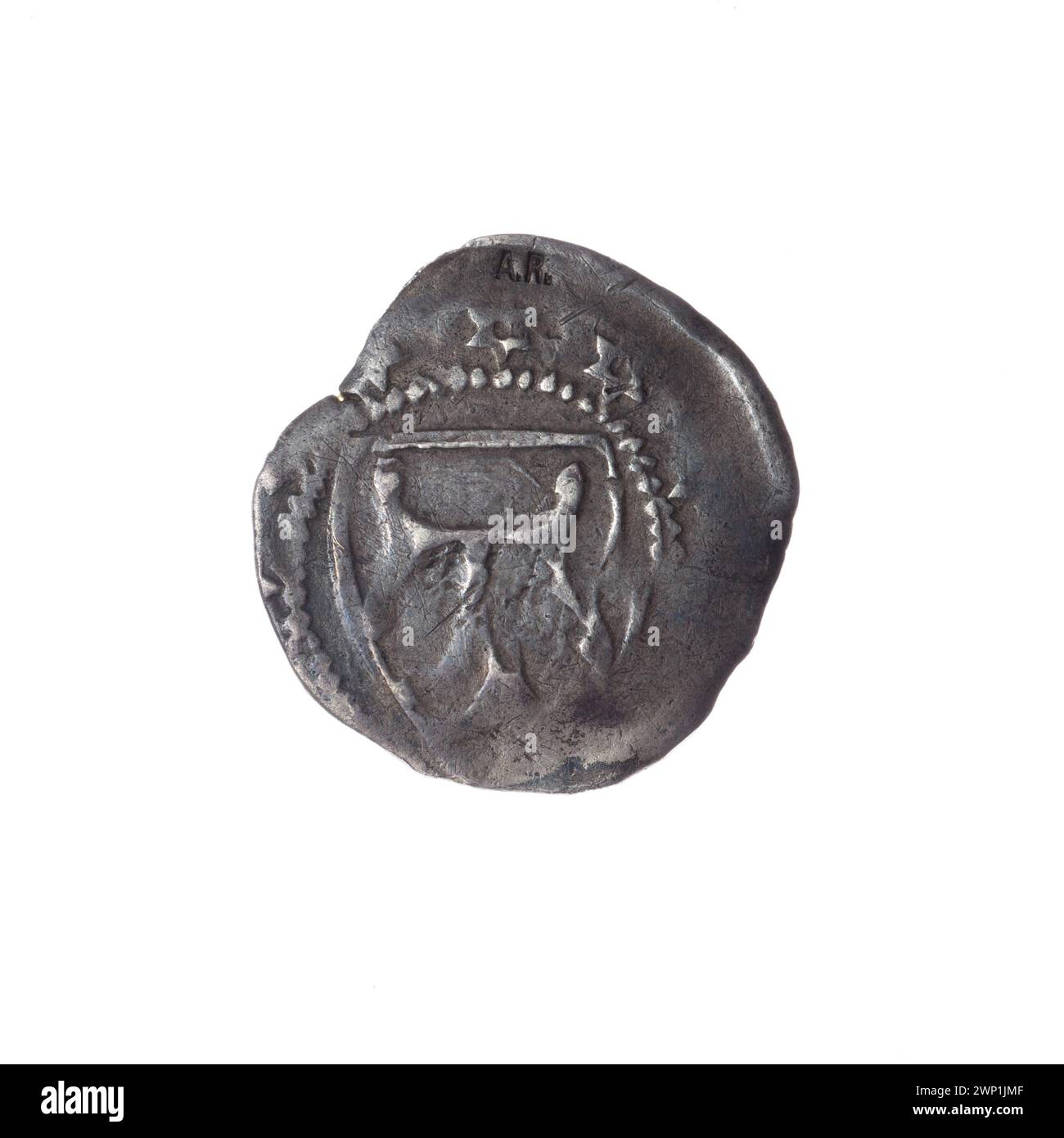 Moneta da un quarto emessa tra il 1311-1348 sotto Bolesław III di Brest-Legnica, con le mani in gesto di benedizione, le stelle A sei punte, la lettera A e lo scudo con la lettera T, parte della collezione Andrzej Potocki. Foto Stock