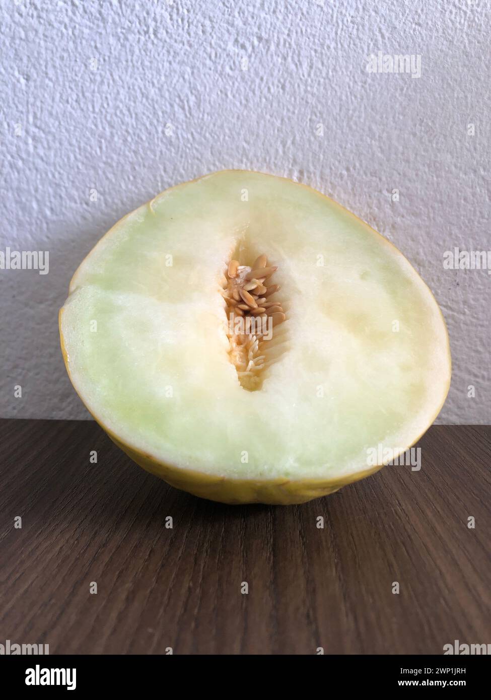 Melone maturo e fresco tagliato su fondo in legno con spazio di copia. Cantaloupe o cantaloupe (Cucumis melo) su fondo di tavola in legno. Frutta preferita Foto Stock