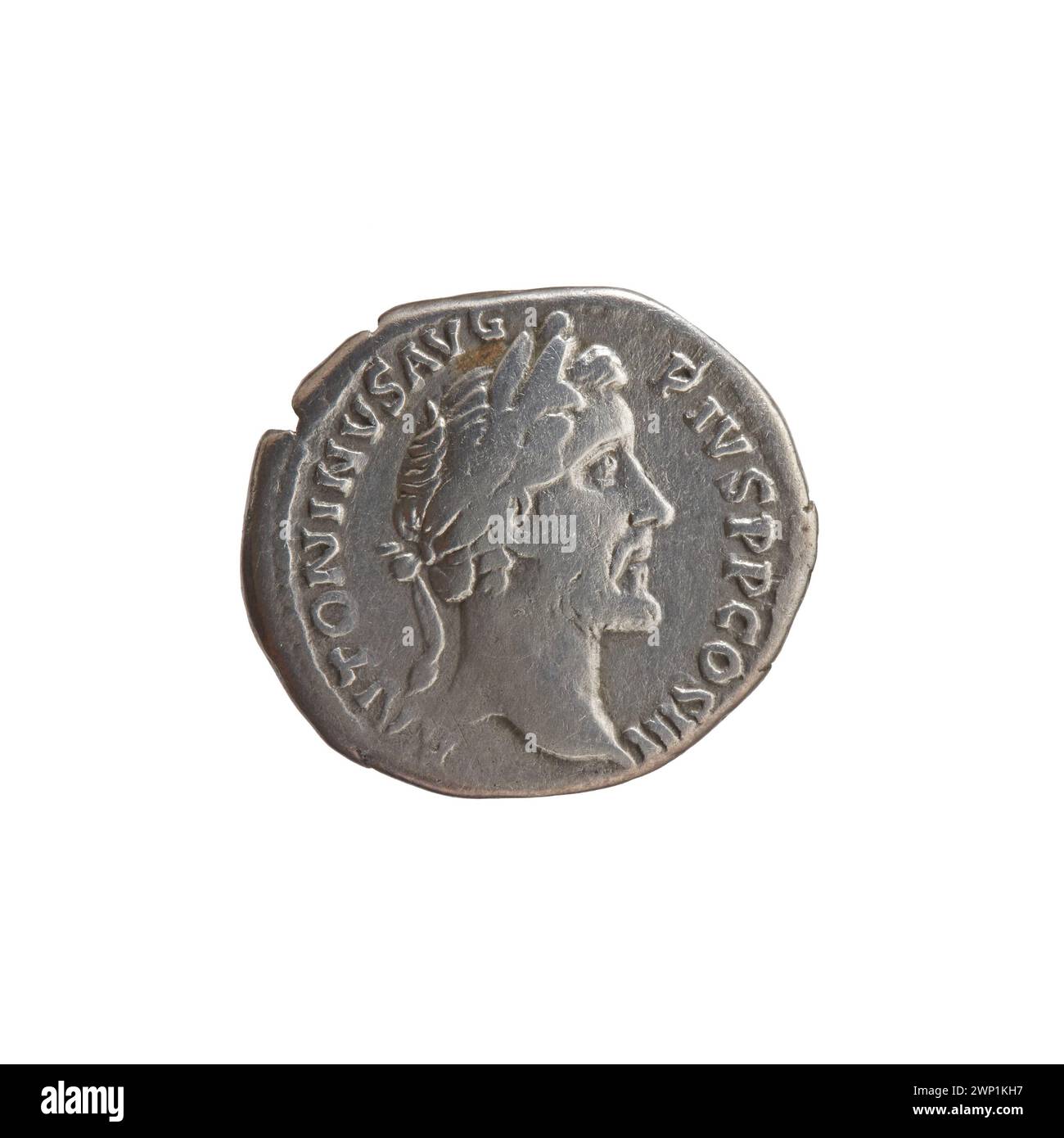 Denario d'argento coniato tra il 140 e il 144 d.C. durante il regno dell'imperatore Antonino Pio. Il dritto mostra un busto drappeggiato dell'imperatore, mentre il rovescio raffigura Pax in piedi a sinistra, tenendo un ramo d'ulivo e uno scettro. Pesa circa 3,4 grammi con un diametro di 18 mm. Colpito alla zecca di Roma. Foto Stock