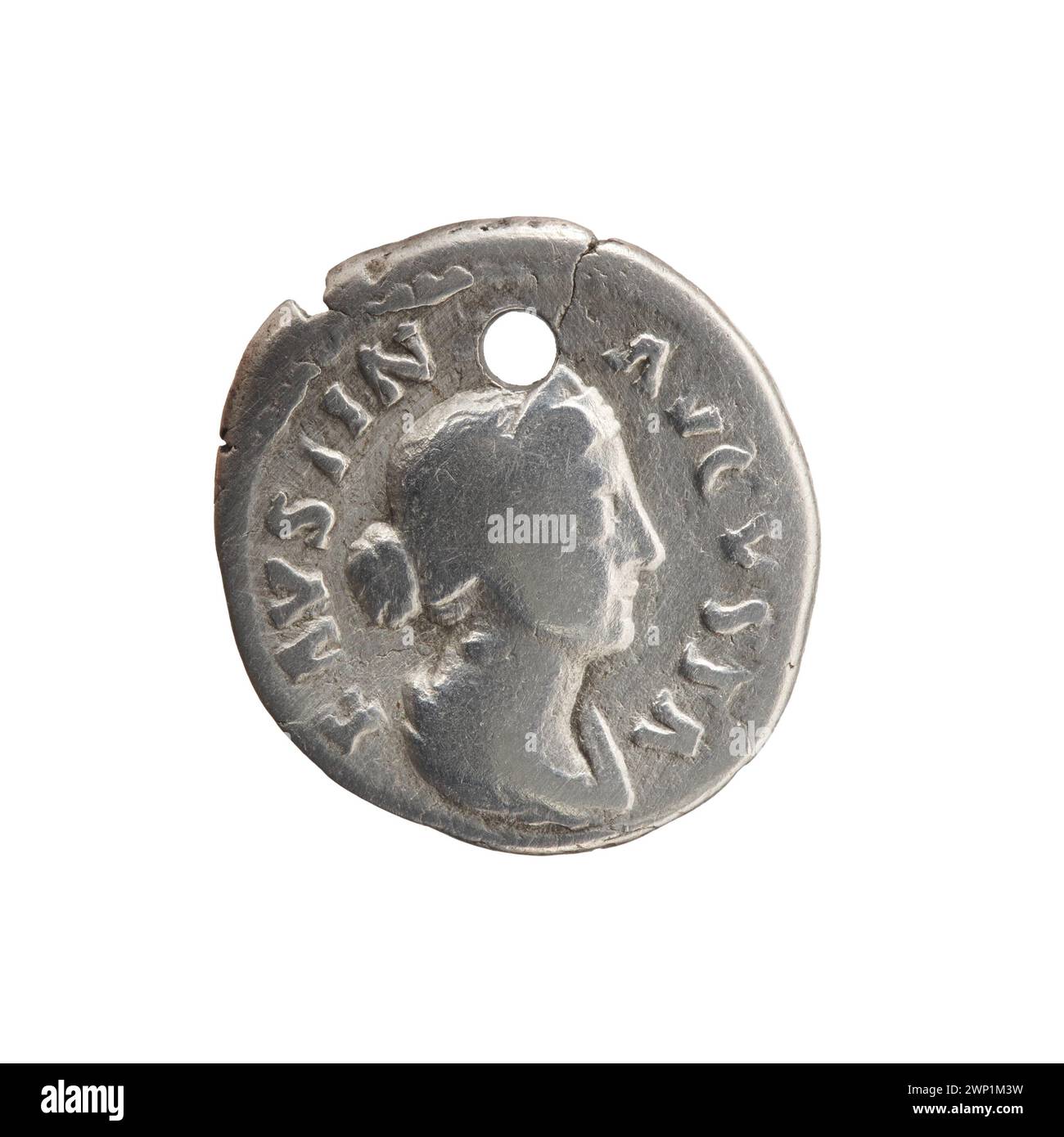 Moneta Denar con un buco, emessa dall'imperatore Marek Aureliusz e dall'imperatrice Faustina M Osza, 161-176, in metallo, usata come valuta, con ritratti imperiali e iscrizioni. Foto Stock