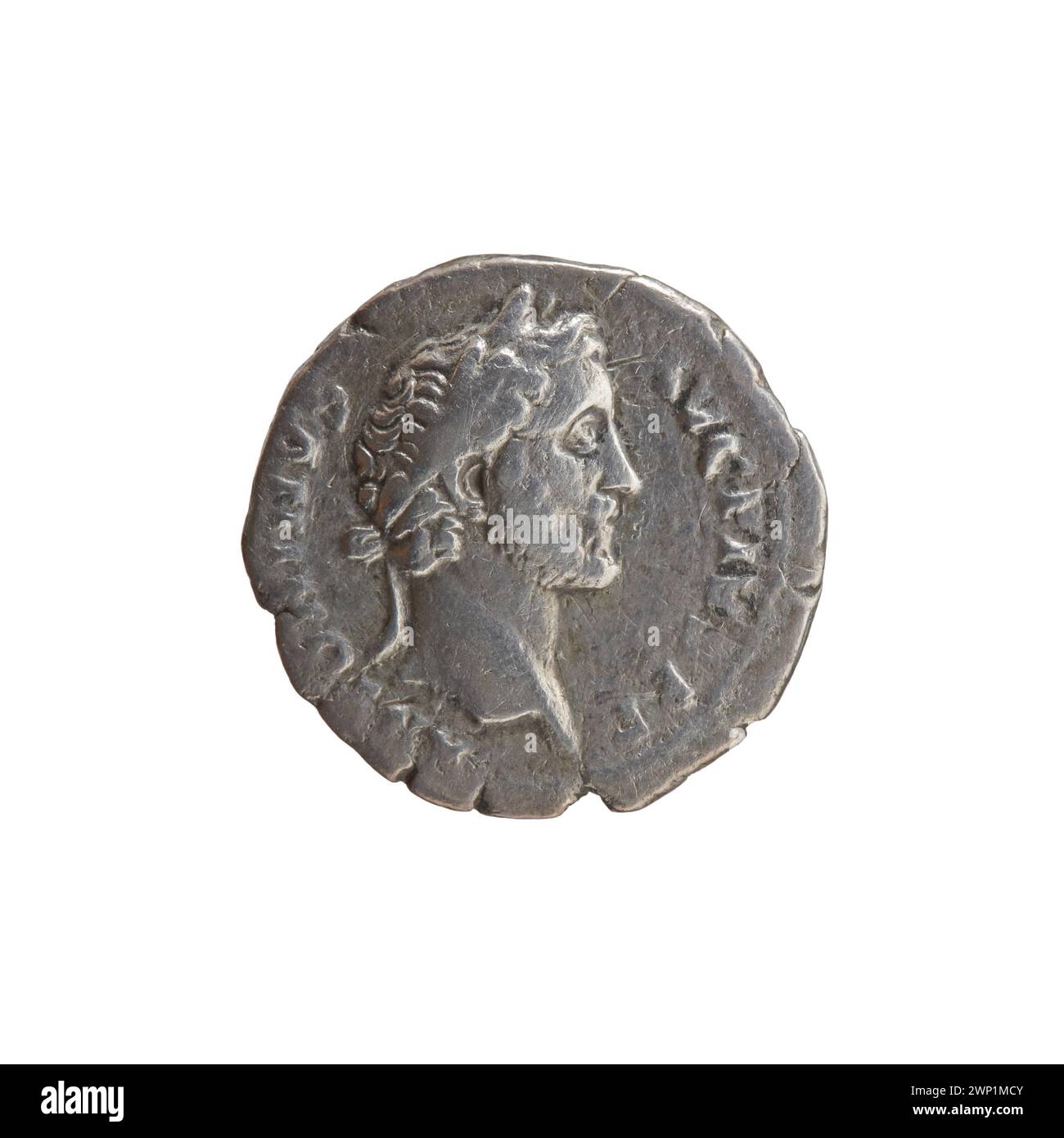 Denario d'argento coniato tra il 140 e il 144 d.C. durante il regno dell'imperatore Antonino Pio. Il dritto mostra un busto drappeggiato dell'imperatore, mentre il rovescio raffigura Pax in piedi a sinistra, tenendo un ramo d'ulivo e uno scettro. Pesa circa 3,4 grammi con un diametro di 18 mm. Colpito alla zecca di Roma. Foto Stock