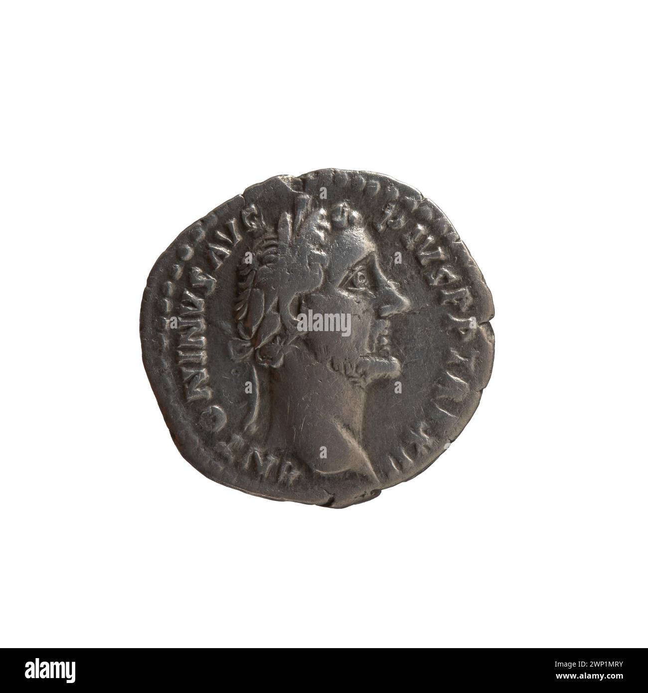 Denario d'argento coniato tra il 148 e il 149 d.C. durante il regno dell'imperatore Antonino Pio. Il dritto presenta un busto drappeggiato di Antonino Pio, mentre il rovescio raffigura Felicitas in piedi, tenendo un caduceo e una cornucopia. Pesa circa 3,4 grammi e ha un diametro di circa 18 mm. Colpito alla zecca di Roma. Foto Stock