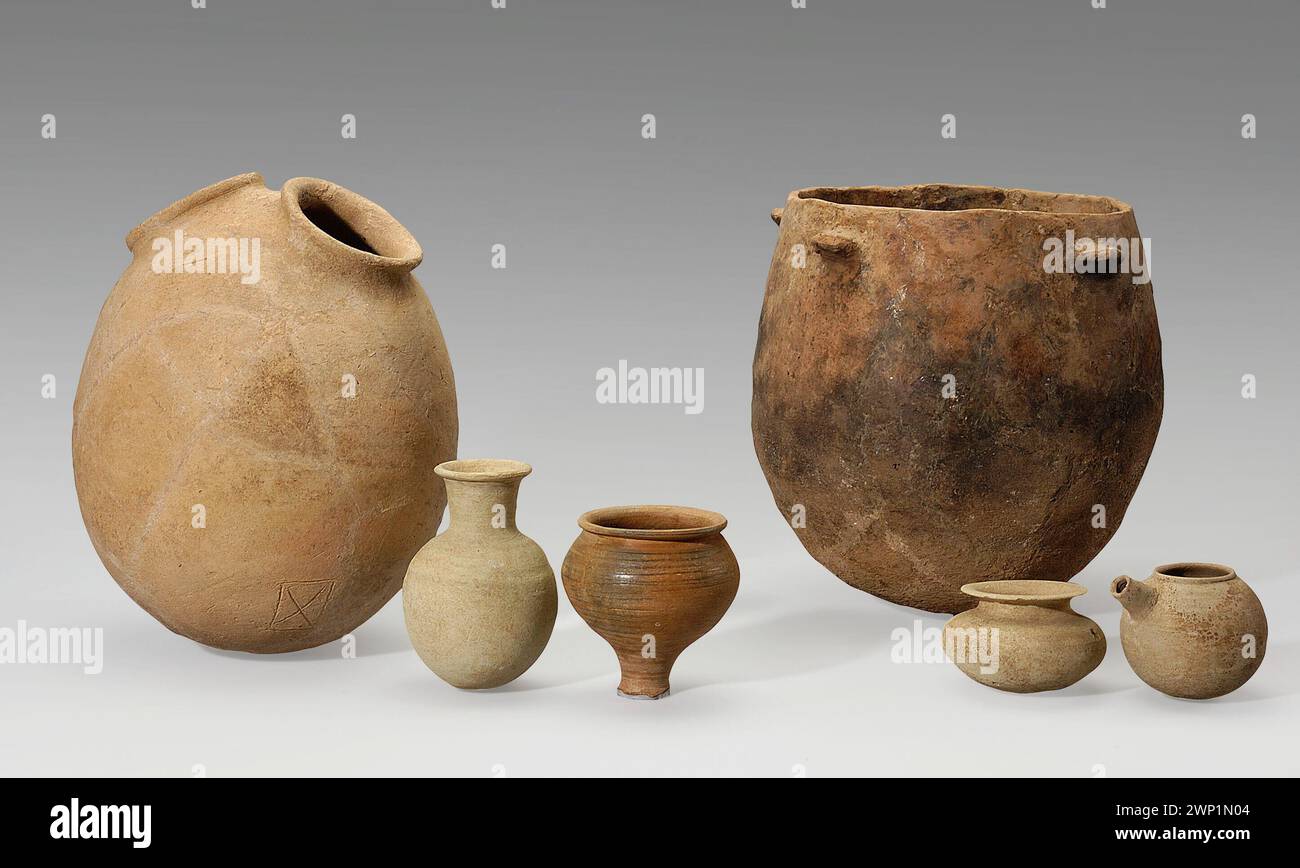 Cilindro con due passate, bottiglia, tazza, pentola da cucina, piatto; serata sconosciuta - laboratorio Tamaniano; 1. PO. 3 mila a.C.; periodo iniziale di D Azira III (-3000-00-00--2501-00-00-00), 2. PO. 3 mila a.C.; periodo iniziale D Azira IV (-2500-00-00--2001-00-00-00), 1. PO. 3 mila a.C.; periodo iniziale D Azira III (-3000-00-00--2501-00-00-00); al-Jazezira (territorio geografico nella Mesopotamia settentrionale), bottiglia (recipiente), pentole da cucina, oggetti metallici, piatti, recipienti non colorati, piatti a due verdure, piatti di argilla, piatti sferici, oli per oli e unguenti, piatti a fiocco, primo periodo Dżazira III (appro Mediterranean ar Foto Stock