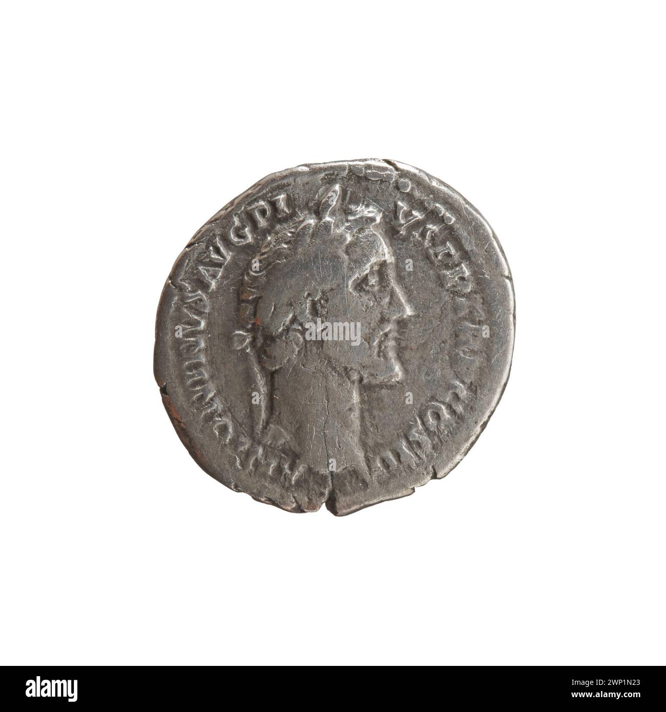 Denario d'argento coniato tra il 140 e il 144 d.C. durante il regno dell'imperatore Antonino Pio. Il dritto mostra un busto drappeggiato dell'imperatore, mentre il rovescio raffigura Pax in piedi a sinistra, tenendo un ramo d'ulivo e uno scettro. Pesa circa 3,4 grammi con un diametro di 18 mm. Colpito alla zecca di Roma. Foto Stock