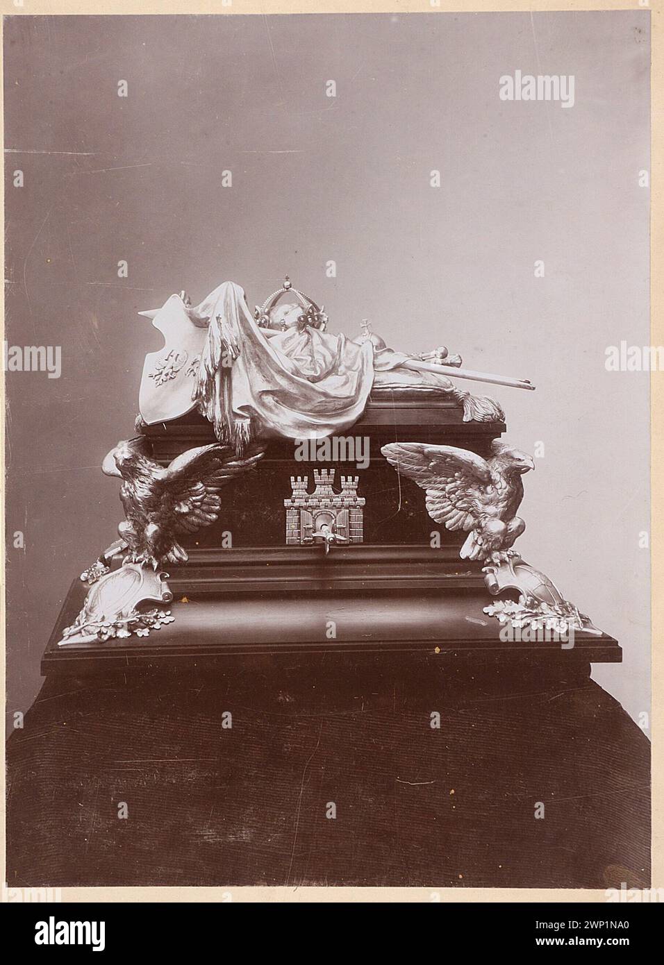 Scatola decorativa per documenti creata da Leopold Wasilkowski per Henryk Sienkiewicz intorno al 1900, che combina artigianato artistico e patrimonio culturale polacco, ora parte di collezioni di belle arti. Foto Stock