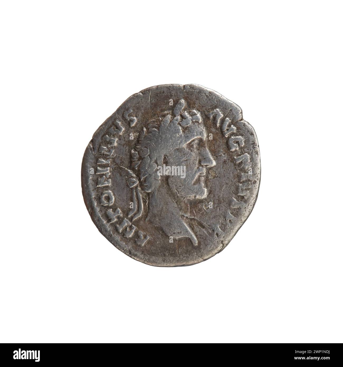 Denario d'argento coniato tra il 140 e il 144 d.C. durante il regno dell'imperatore Antonino Pio. Il dritto mostra un busto drappeggiato dell'imperatore, mentre il rovescio raffigura Pax in piedi a sinistra, tenendo un ramo d'ulivo e uno scettro. Pesa circa 3,4 grammi con un diametro di 18 mm. Colpito alla zecca di Roma. Foto Stock