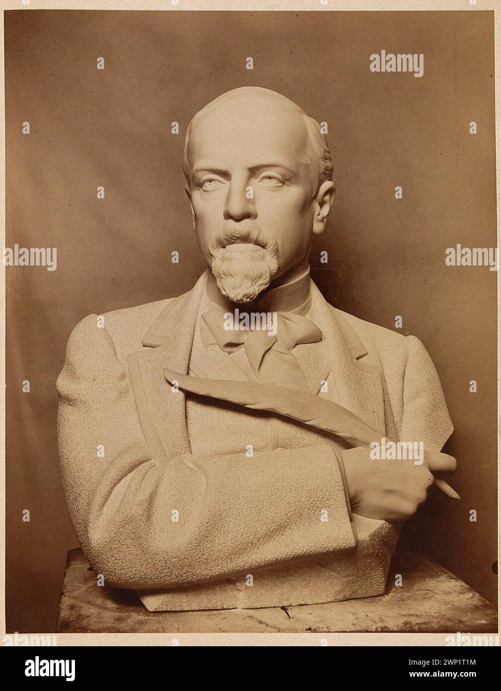 Fotografia di: Pio Welo Ski (1849-1931), Busto di Henryk Sienkiewicz, 1897/1898, marmo; circa 1898 (1897-00-00-1905-00-00-00); Benni, Karol (1843-1916), Sienkiewicz, Henryk (1846-1916), Sienkiewicz, Henryk (1846-1916)-iconografia, Weloński, Pio (1849-1931), Weloński, Pio (1849-1931)-riproduzione, scrittori, modernismo (stile), scrittori, Polonia (cultura), ritratti, ritratti degli uomini, scultura (artista), scultura polacca Foto Stock