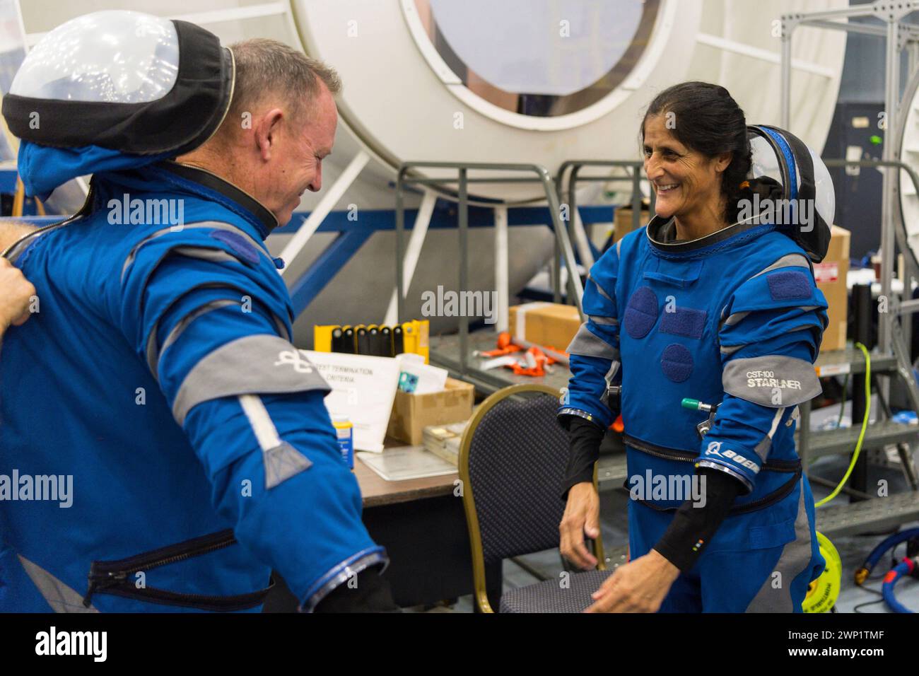 CENTRO SPAZIALE JOHNSON, HOUSTON, TEXAS, USA - 2 novembre 2022 - Boeing Crew Flight test (CFT) astronauti Butch Wilmore, Suni Williams (nella foto) e Mike Foto Stock CENTRO SPAZIALE JOHNSON, HOUSTON, TEXAS, USA - 2 novembre 2022 - Boeing Crew Flight test (CFT) astronauti Butch Wilmore, Suni Williams (nella foto) e Mike Foto Stock