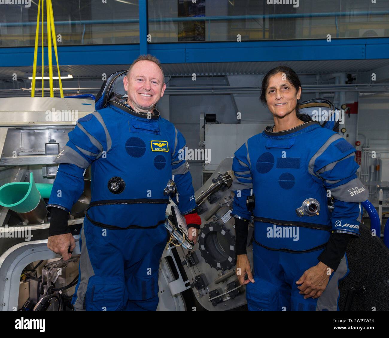 CENTRO SPAZIALE JOHNSON, HOUSTON, TEXAS, USA - 1 novembre 2022 - Boeing Crew Flight test (CFT) astronauti Butch Wilmore, Suni Williams (nella foto) e Mike Foto Stock CENTRO SPAZIALE JOHNSON, HOUSTON, TEXAS, USA - 1 novembre 2022 - Boeing Crew Flight test (CFT) astronauti Butch Wilmore, Suni Williams (nella foto) e Mike Foto Stock