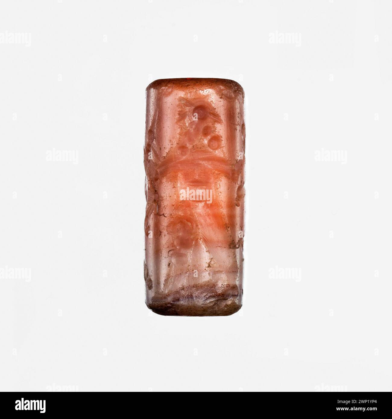 Sigillo cilindrico di un laboratorio neo-assiro sconosciuto (VIII-VII secolo a.C.) raffigurante rombo, creature fantastiche e un toro alato, originario della Mesopotamia settentrionale. Foto Stock