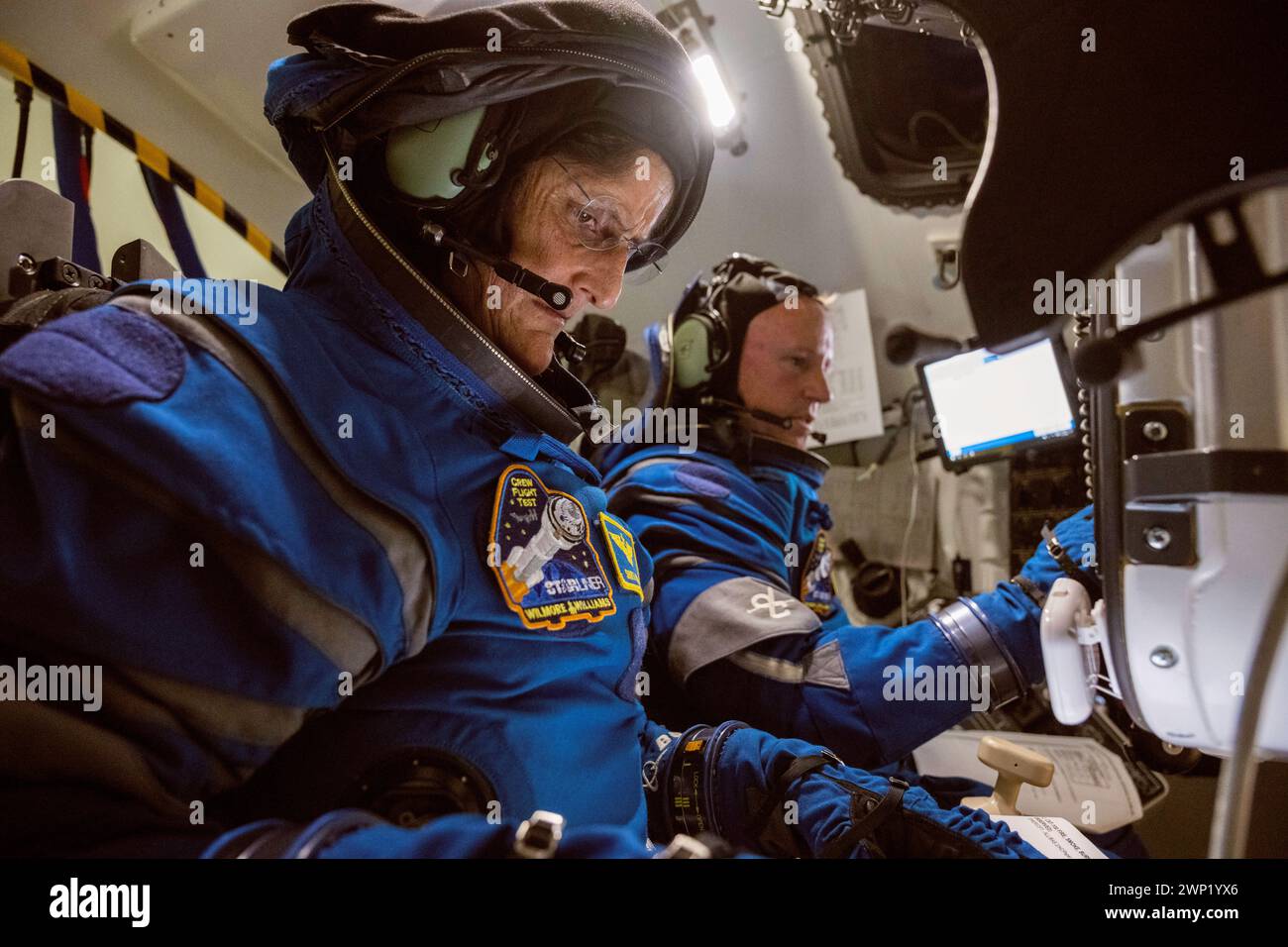 CENTRO SPAZIALE JOHNSON, HOUSTON, TEXAS, USA - 2 novembre 2022 - gli astronauti Boeing Crew Flight test (CFT) Butch Wilmore e Suni Williams durante una suite Foto Stock