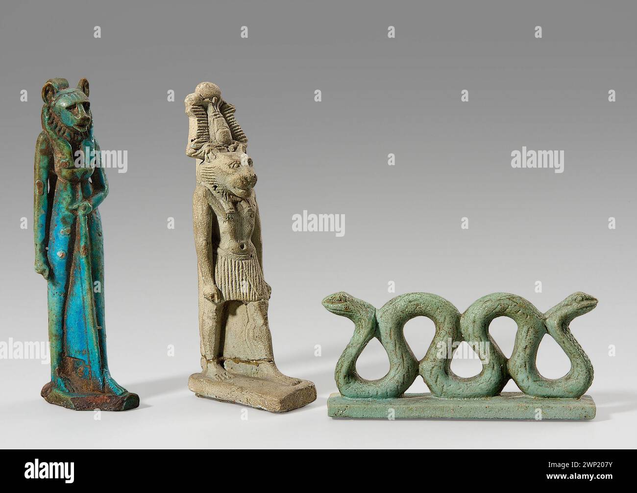 Amuleto - figurina della dea leone, amuleto - Dio Mahes, Amuleto - due; 664-332 a.C.; metà periodo (-664-00-00--332-00-00), i secolo; periodo romano (1-00-00-100-00-00-00); Mahes (Mitol.), Scene.Gal.EG., società per l'incoraggiamento delle Belle Arti (Varsavia - 1860-1940) - collezione, Tyszkiewicz, Michał (1828-1897), Tyszkiewicz, Michał (1828-1897) - collezioni, divinità egizie, dono (provenienza), Atef Crowns, leonesse, serpenti Foto Stock