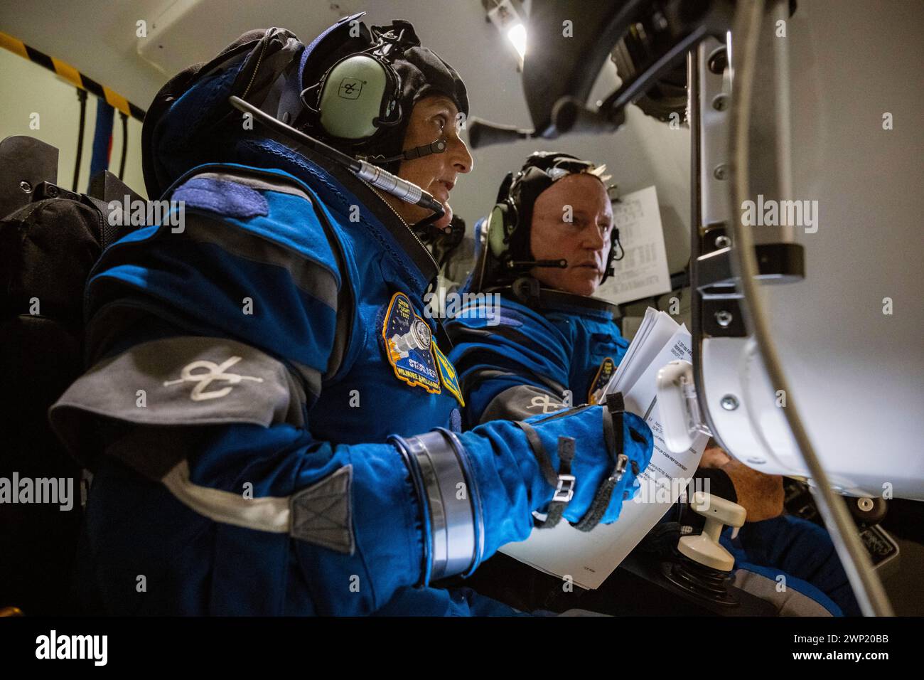 CENTRO SPAZIALE JOHNSON, HOUSTON, TEXAS, USA - 2 novembre 2022 - gli astronauti Boeing Crew Flight test (CFT) Butch Wilmore e Suni Williams durante una suite Foto Stock