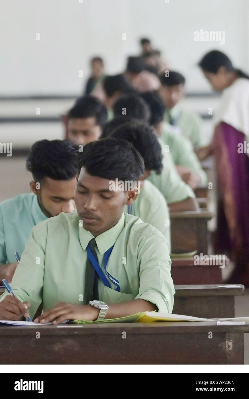 Gli studenti si vedono scrivere un giornale inglese. Questo è il primo esame per l'esame di classe secondaria superiore (classe 12) organizzato dalla TBSE (Tripura Board of Secondary Education) ad Agartala. Tripura, India. Foto Stock