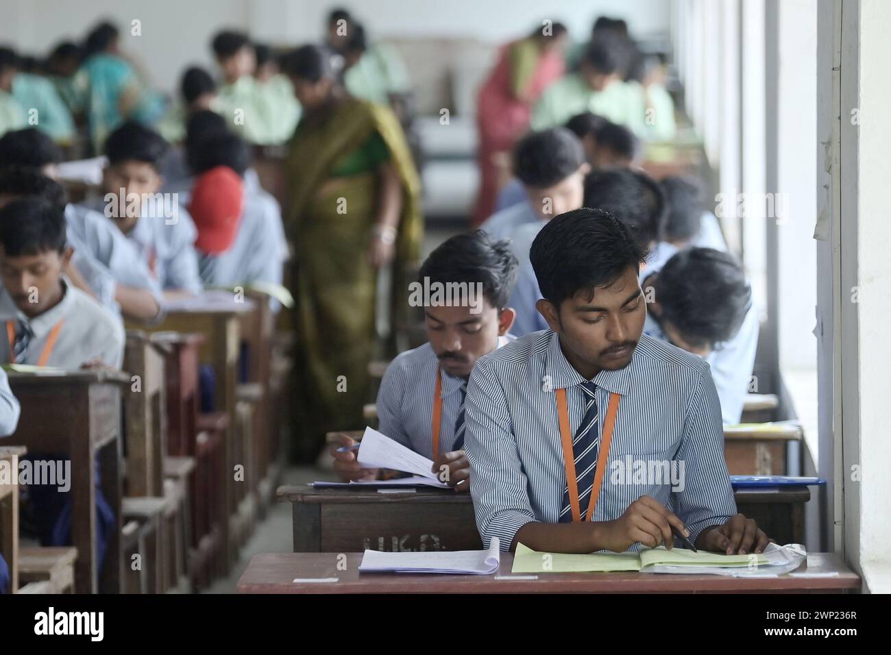 Gli studenti si vedono scrivere un giornale inglese. Questo è il primo esame per l'esame di classe secondaria superiore (classe 12) organizzato dalla TBSE (Tripura Board of Secondary Education) ad Agartala. Tripura, India. Foto Stock