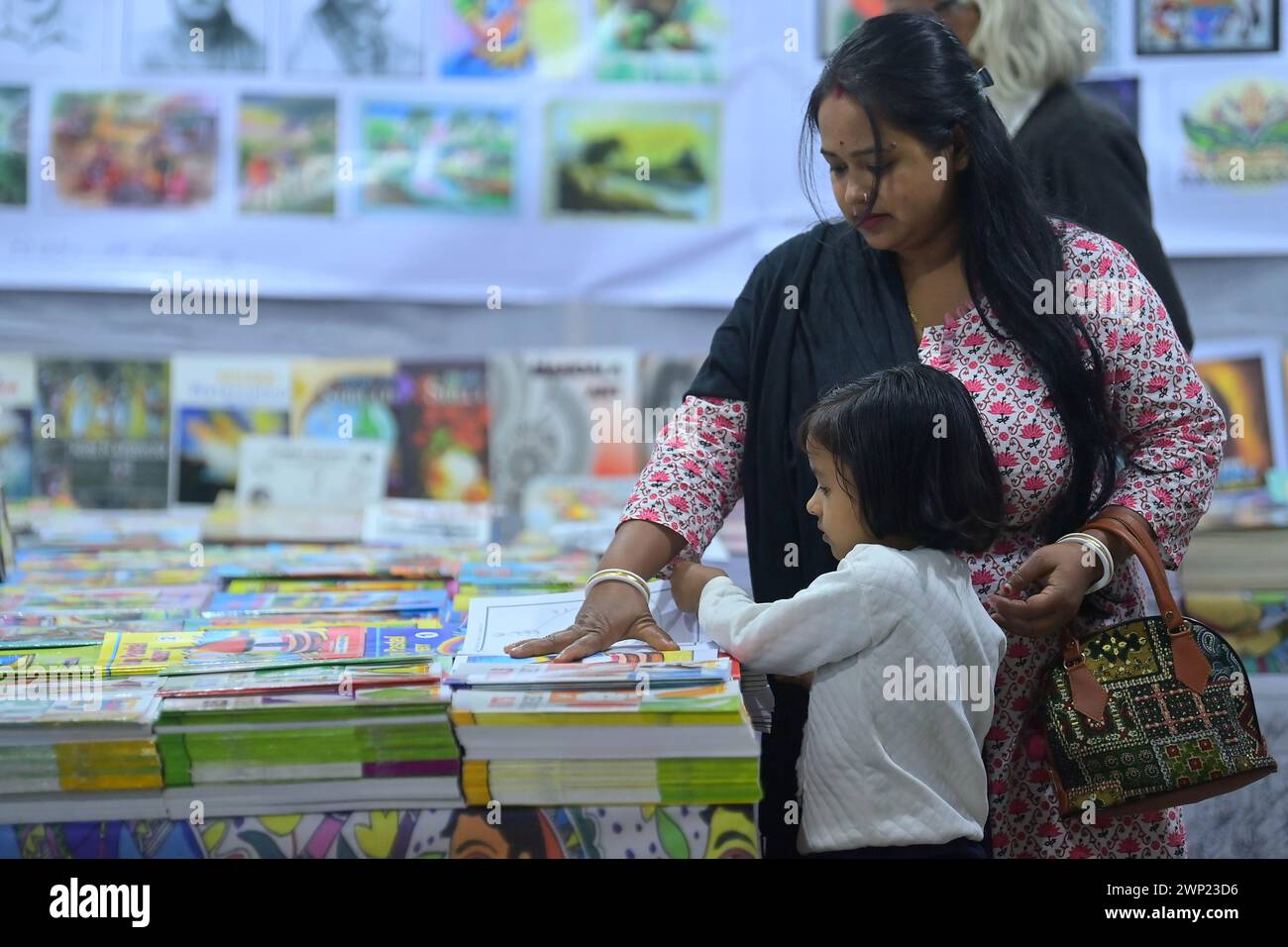 Persone che guardano i libri in una bancarella di libri al 42° Agartala Book Fair International Fair Ground, Hapania ad Agartala. Tripura, India. Foto Stock