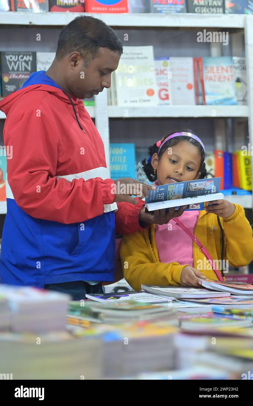 Persone che guardano i libri in una bancarella di libri al 42° Agartala Book Fair International Fair Ground, Hapania ad Agartala. Tripura, India. Foto Stock