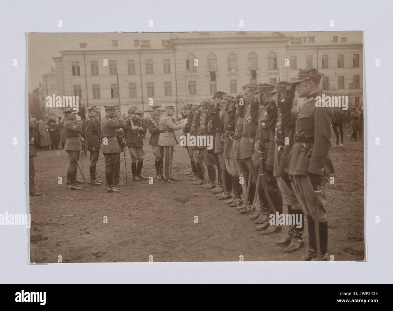 Una fotografia del 1922 di Jan Bułhak mostra Józef Piłsudski durante una marcia in piazza Łukiski a Vilnius con l'esercito della seconda Repubblica di Polonia. Foto Stock