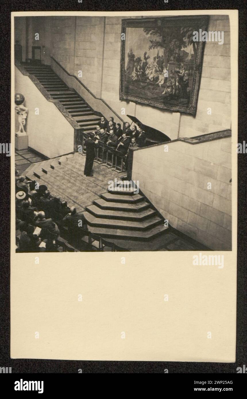 Fotografia di Andrzej Panufnik che esegue un concerto vocale e strumentale nella hall del Museo Nazionale di Varsavia durante la visita del Congresso Mondiale degli intellettuali del 1948, catturata da Janina Magiecka. Foto Stock