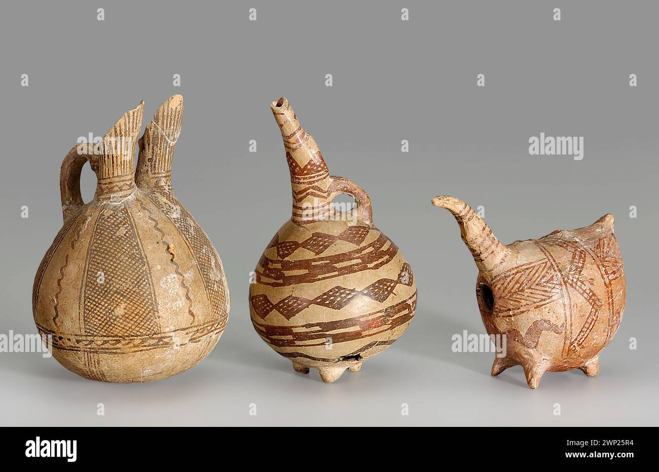 Caraffa, caraffa, piatto sotto forma di animale; laboratorio cipriota sconosciuto, 1900-1650 a.C. (-1900-00-00--1650-00-00), 1900-1700 a.C. (-1900-00-00--00--1700-00-00), 1900-1600 a.C. (-1900-00-00--1600-00-00);raccolta Cesnoli, Cipro, Działyńska, Izabela (1830-1899), Działyński, Jan (1829-1880) Foto Stock