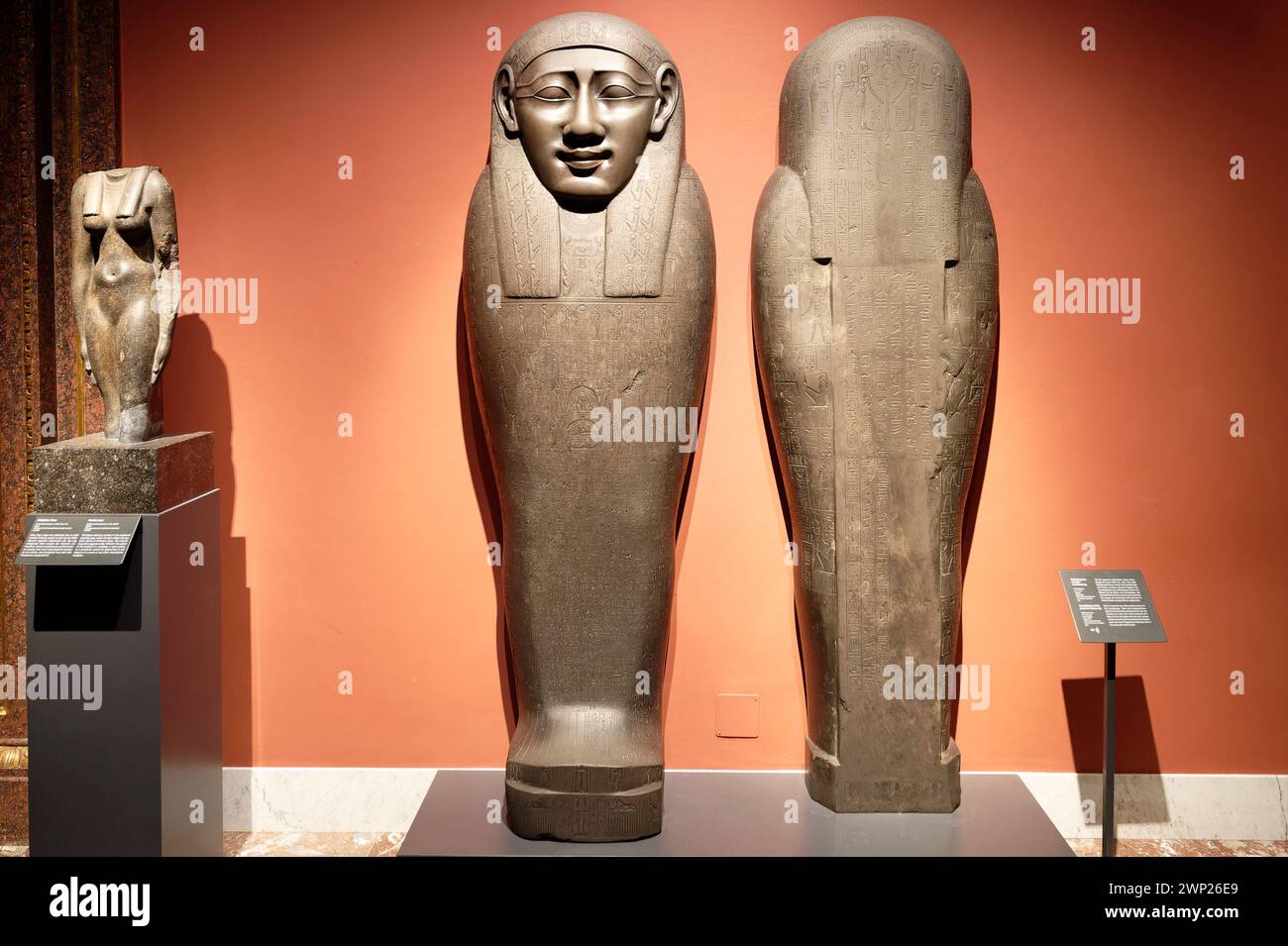 Vienna, Austria. Collezione egizia-orientale del Museo di storia dell'Arte di Vienna (KHM). Sarcofago del prete Pa-Take-Isis Foto Stock