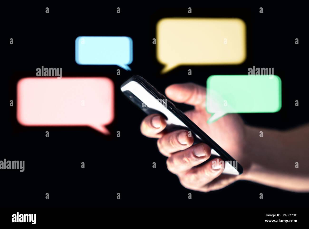 Messaggio di testo in chat con il telefono. App Instant sms mobile. Conversazione di gruppo con gli amici, servizio di assistenza dal vivo per i clienti o dibattito sul forum online. Foto Stock