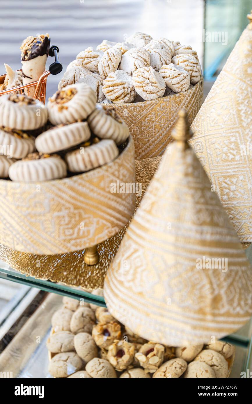 Presentazione fotografica artistica verticale di dolci arabi con particolare attenzione al maamoul, in un ambiente elegante che fonde tradizione culinaria con opu Foto Stock