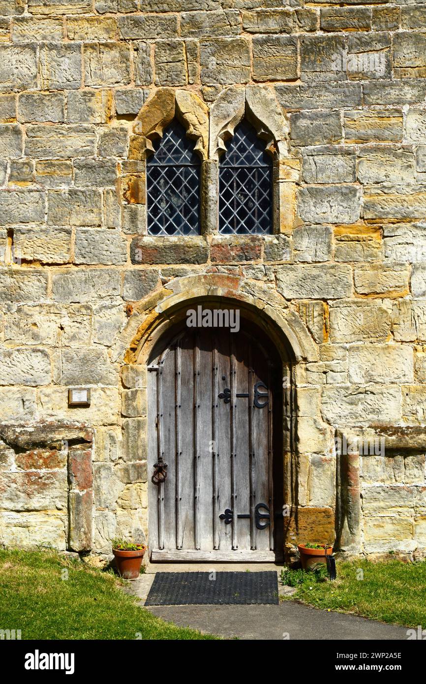 Dettaglio della porta rotonda ad arco e delle finestre del campanile della chiesa di San Tommaso a Becket in estate, Capel, Kent, Inghilterra Foto Stock