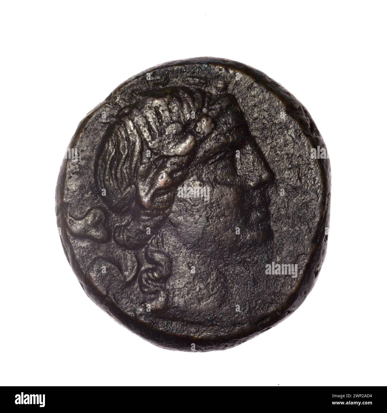 Moneta marrone di Pantikapaion, datata alla fine del II-i secolo a.C., con la testa di Dioniso e l'iconografia militare che include archi, gorytos ed elementi dell'esercito; parte della collezione di Ignacy Terlecki, acquistata con la provenienza documentata. Foto Stock