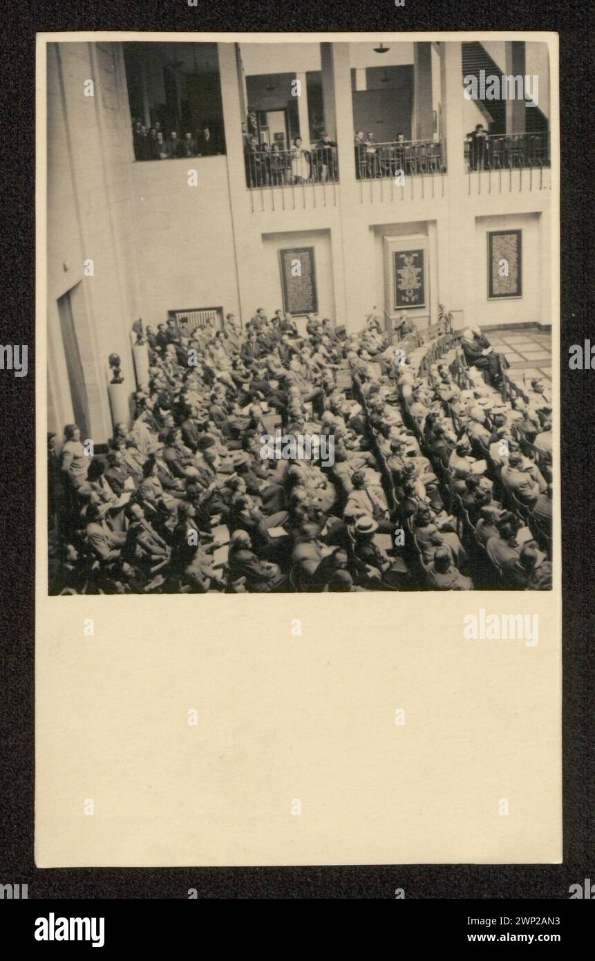 Fotografia di un concerto vocale e strumentale diretto da Witold Rowicki durante la visita del Congresso Mondiale degli intellettuali del 1948 al Museo Nazionale di Varsavia, scattata da Janina Magiecka. Foto Stock