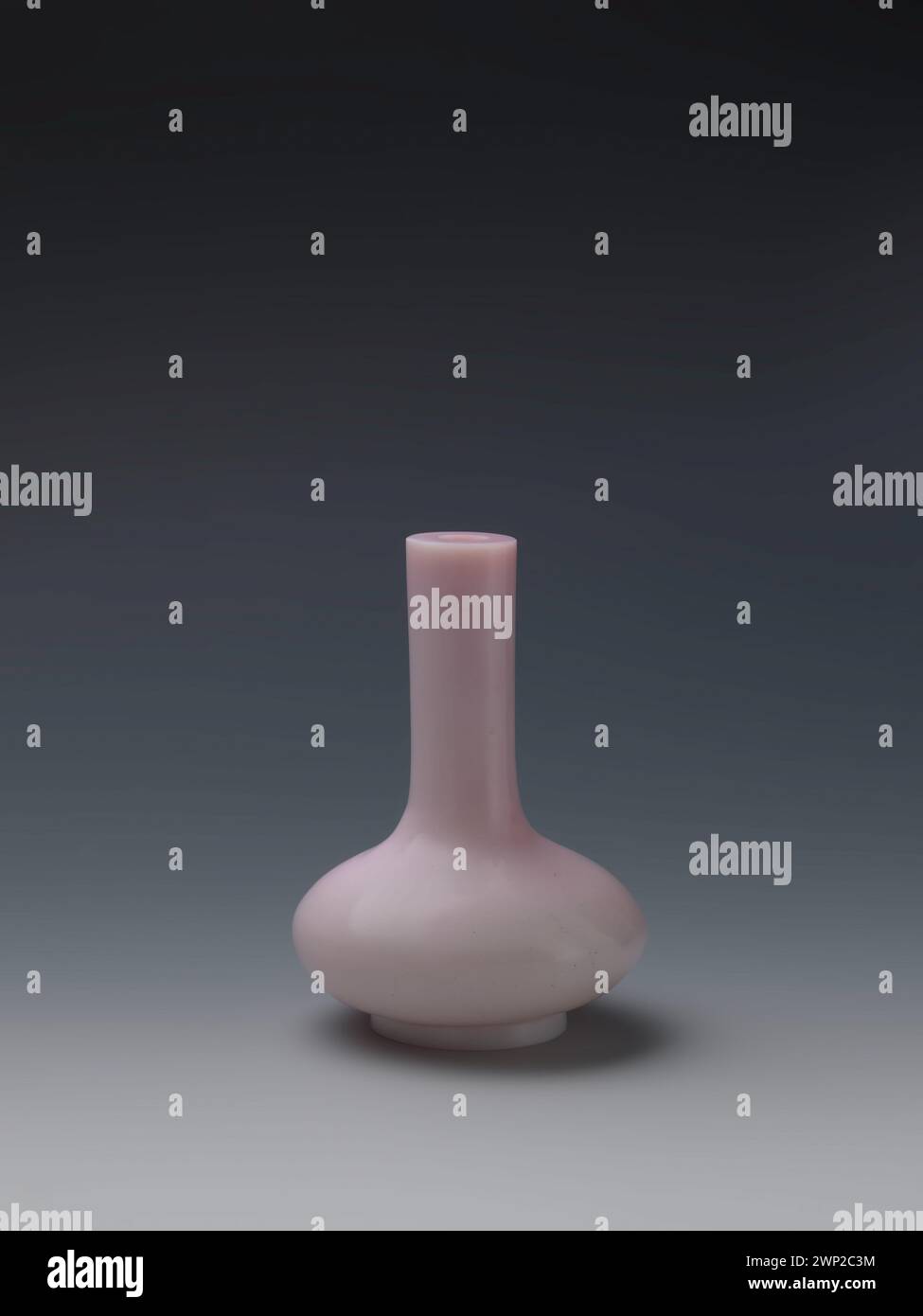 Un vaso del XVIII secolo che riflette il design in ceramica, il materiale e gli stili decorativi del periodo. Il pezzo dimostra la maestria artigianale e le preferenze estetiche europee. Foto Stock