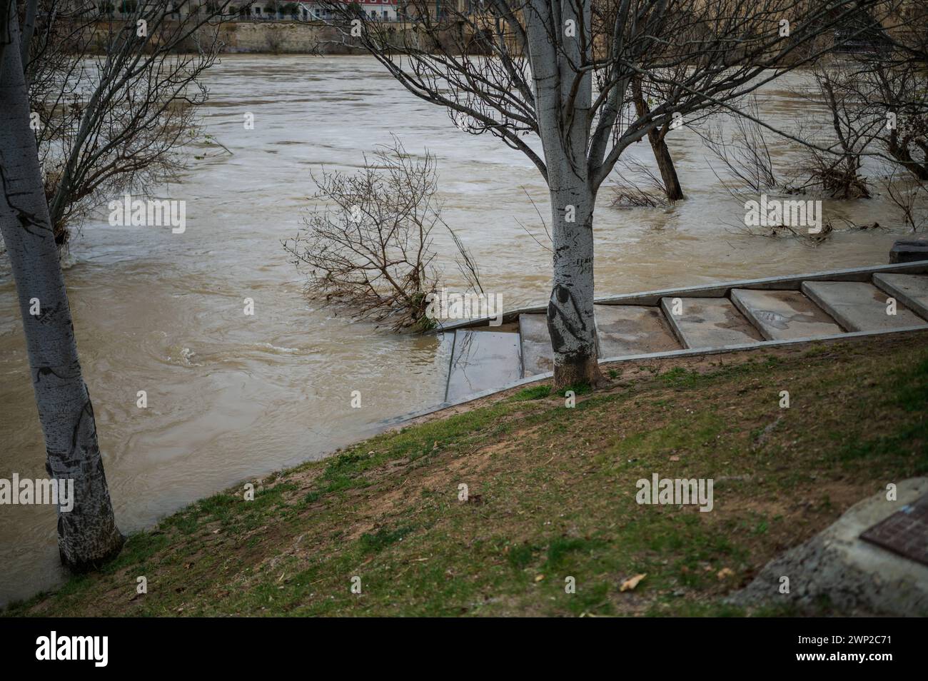 Inondazione del fiume Ebro attraverso Saragozza, Aragona, Spagna Foto Stock