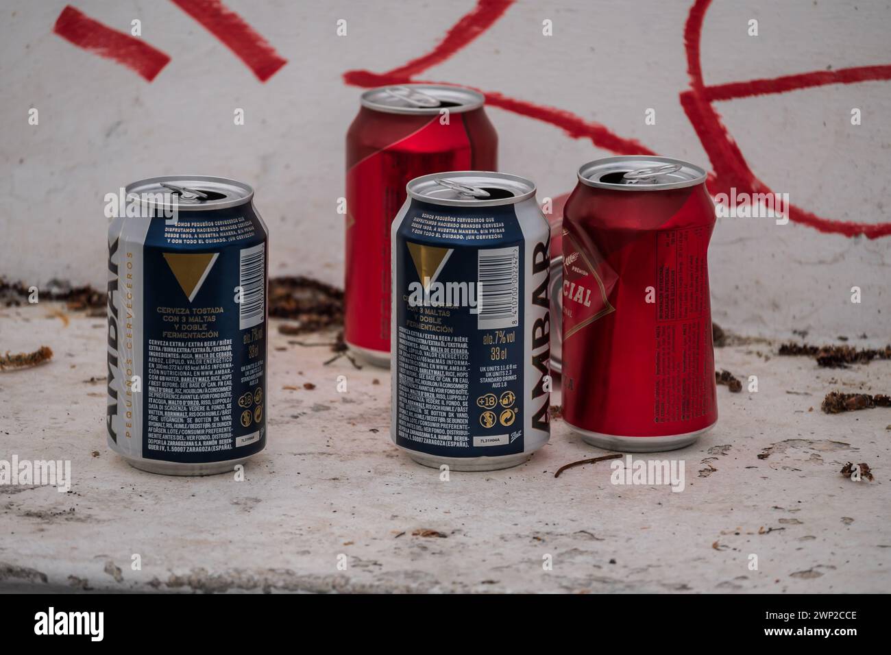 Lattine di birra usate lasciate sulla panchina del parco, Saragozza, Aragona, Spagna Foto Stock