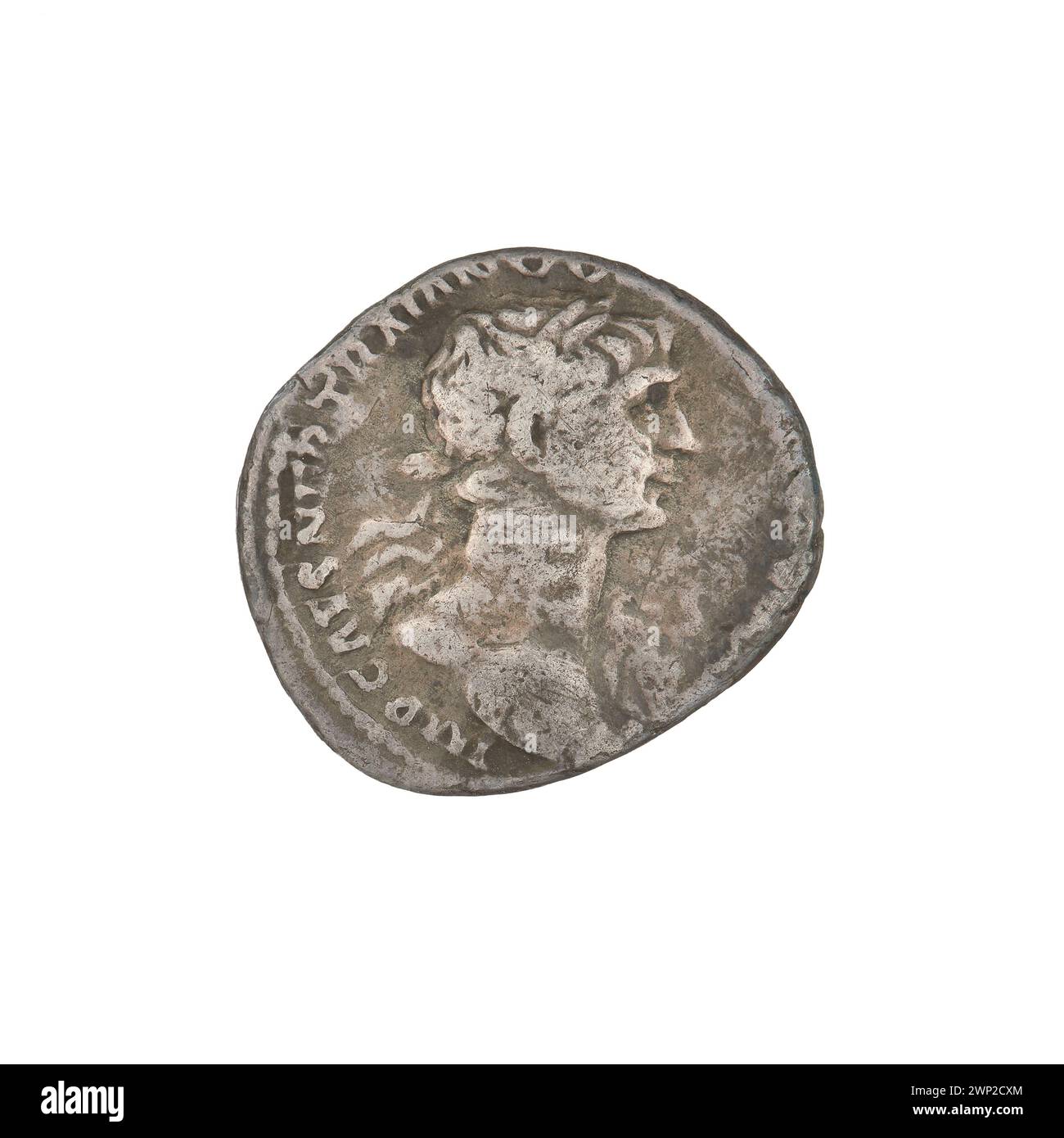 Denario dell'imperatore Traiano (53–117, regnante 98–117, datato 112–117) con Marte con teste, trofei, corone d'alloro e lance. Foto Stock