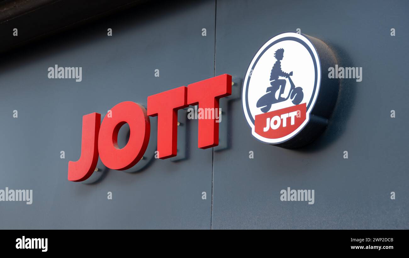 Firma e logo di un negozio JOTT (Just Over the Top). JOTT è un'azienda francese che crea e commercializza abbigliamento, in particolare piumini Foto Stock