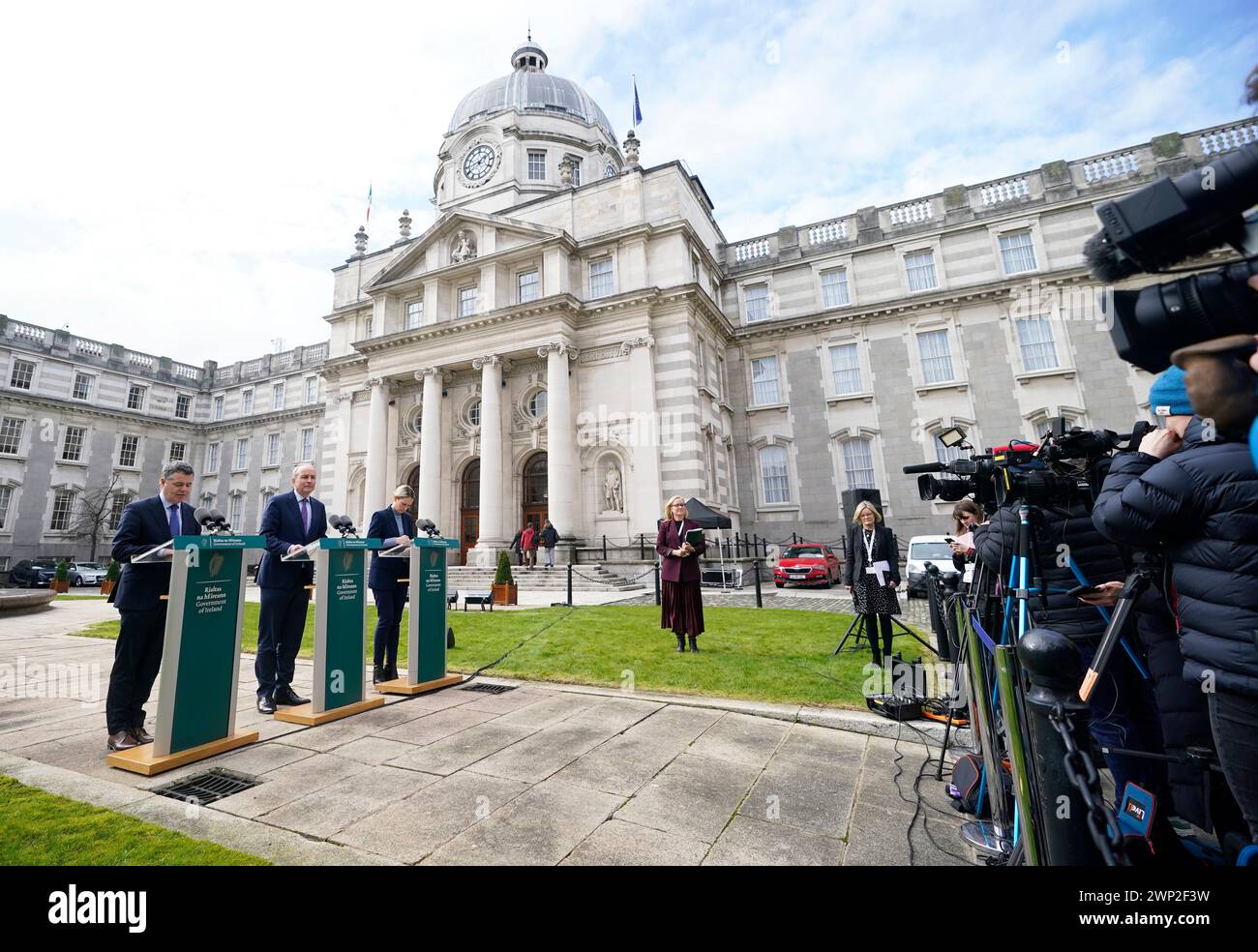 (Sinistra-destra) il ministro della spesa pubblica Paschal Donohoe, Tanaiste Micheal Martin e il ministro della giustizia Helen McEntee parlano ai media durante una conferenza stampa presso il Dipartimento del Taoiseach di Dublino. Data foto: Martedì 5 marzo 2024. Foto Stock