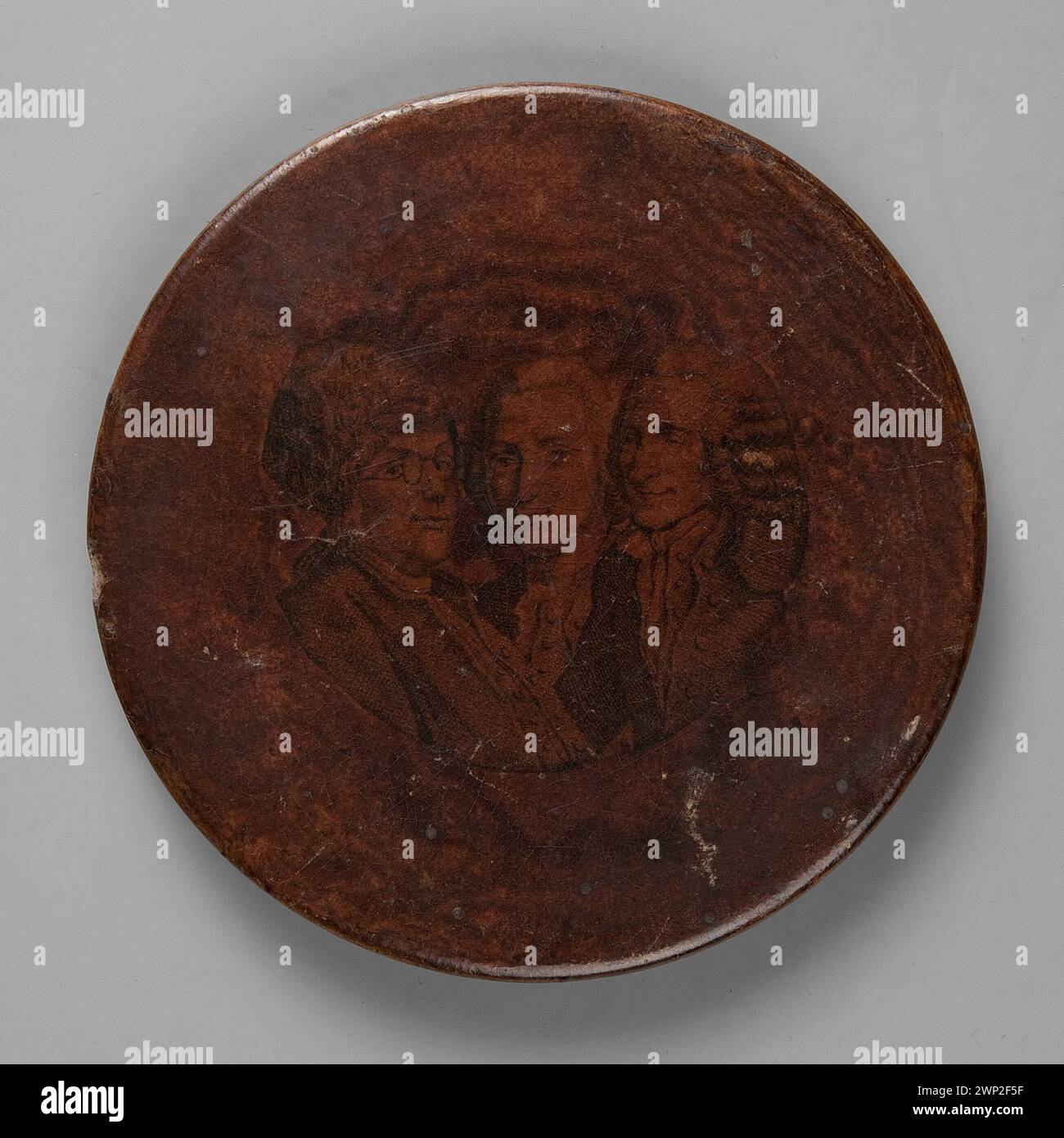 Coperchio di Tabakier con busti di profilo di Rousseau, Diderot e Voltaire, raffiguranti scrittori e politici del XVIII secolo; opere di talento, include miniature straniere. Foto Stock