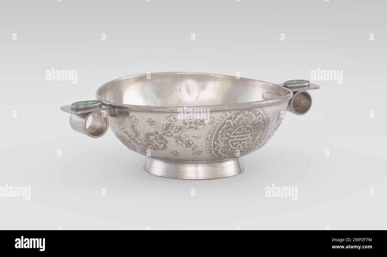 Un piatto in ceramica del XIX secolo che mostra l'artigianato e le tendenze di design dell'epoca. Spesso caratterizzati da fantasie intricate e materiali durevoli, questi piatti erano parte integrante della vita quotidiana e delle abitudini culinarie durante il periodo. Foto Stock